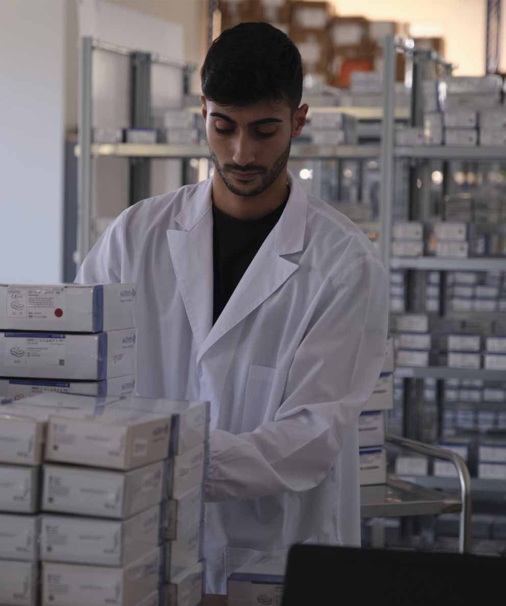 Operatore D&D Med Service al lavoro nel magazzino di dispositivi medici