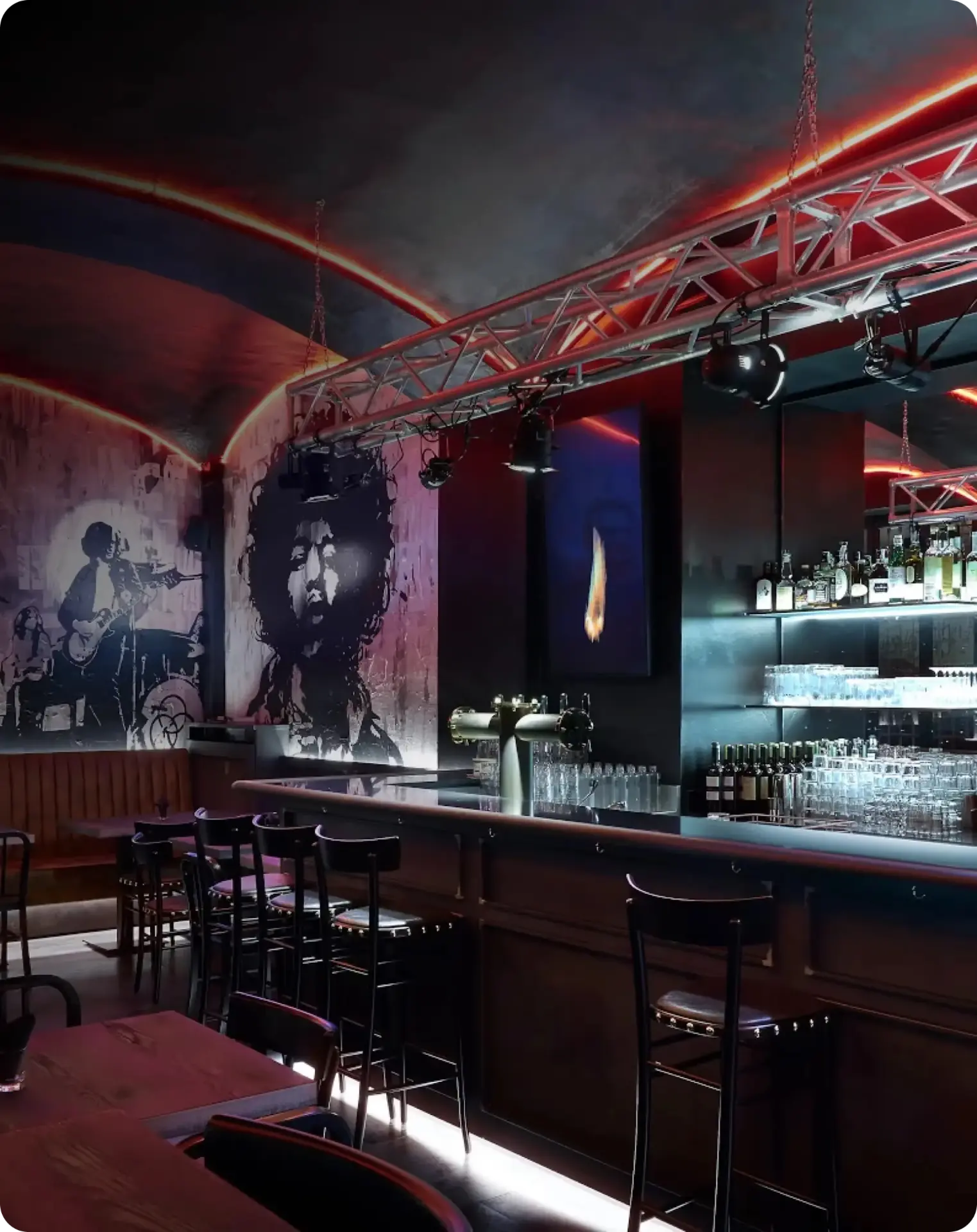 L'interno del locale Rock Burger a Torino