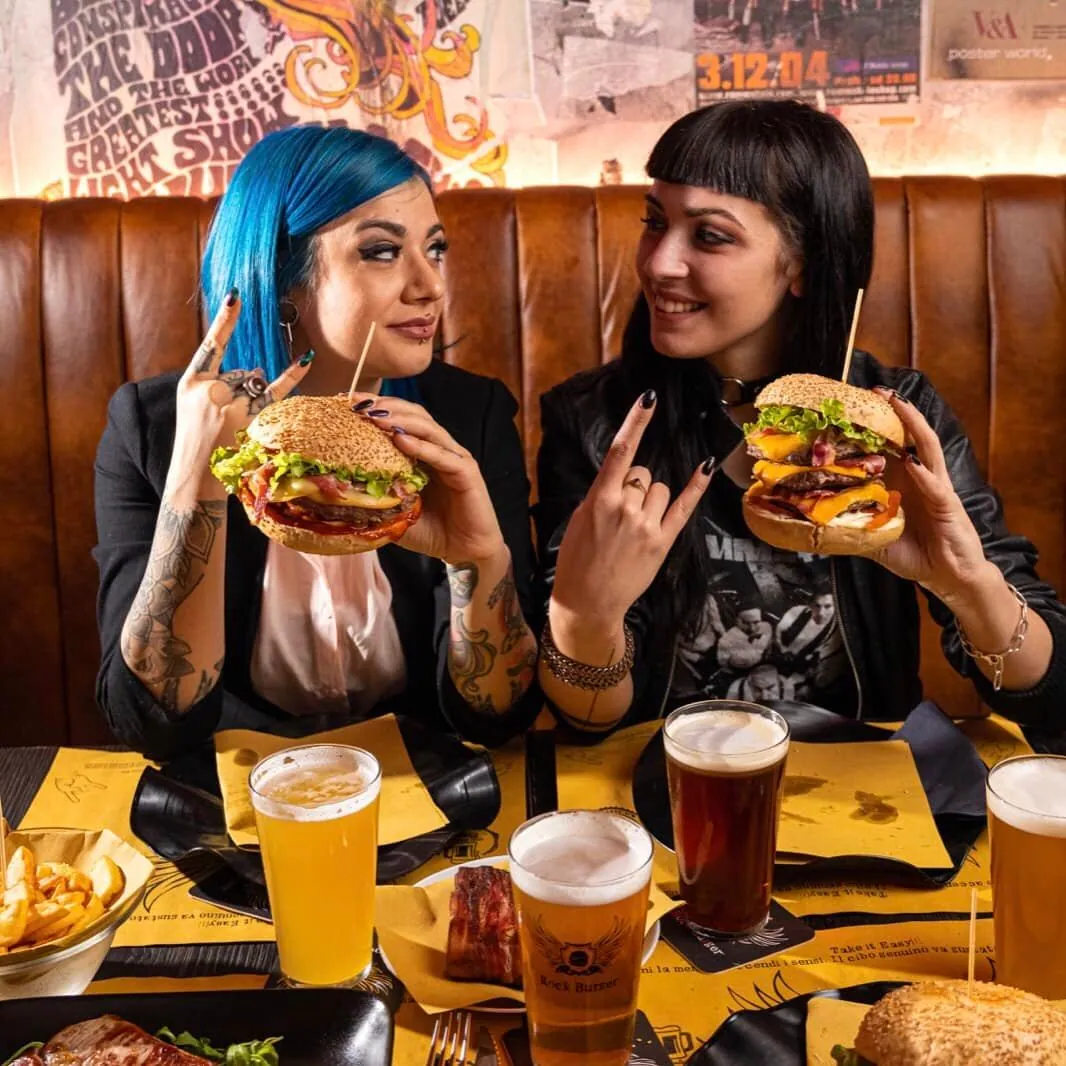 Clienti Rock Burger con hamburger e birre
