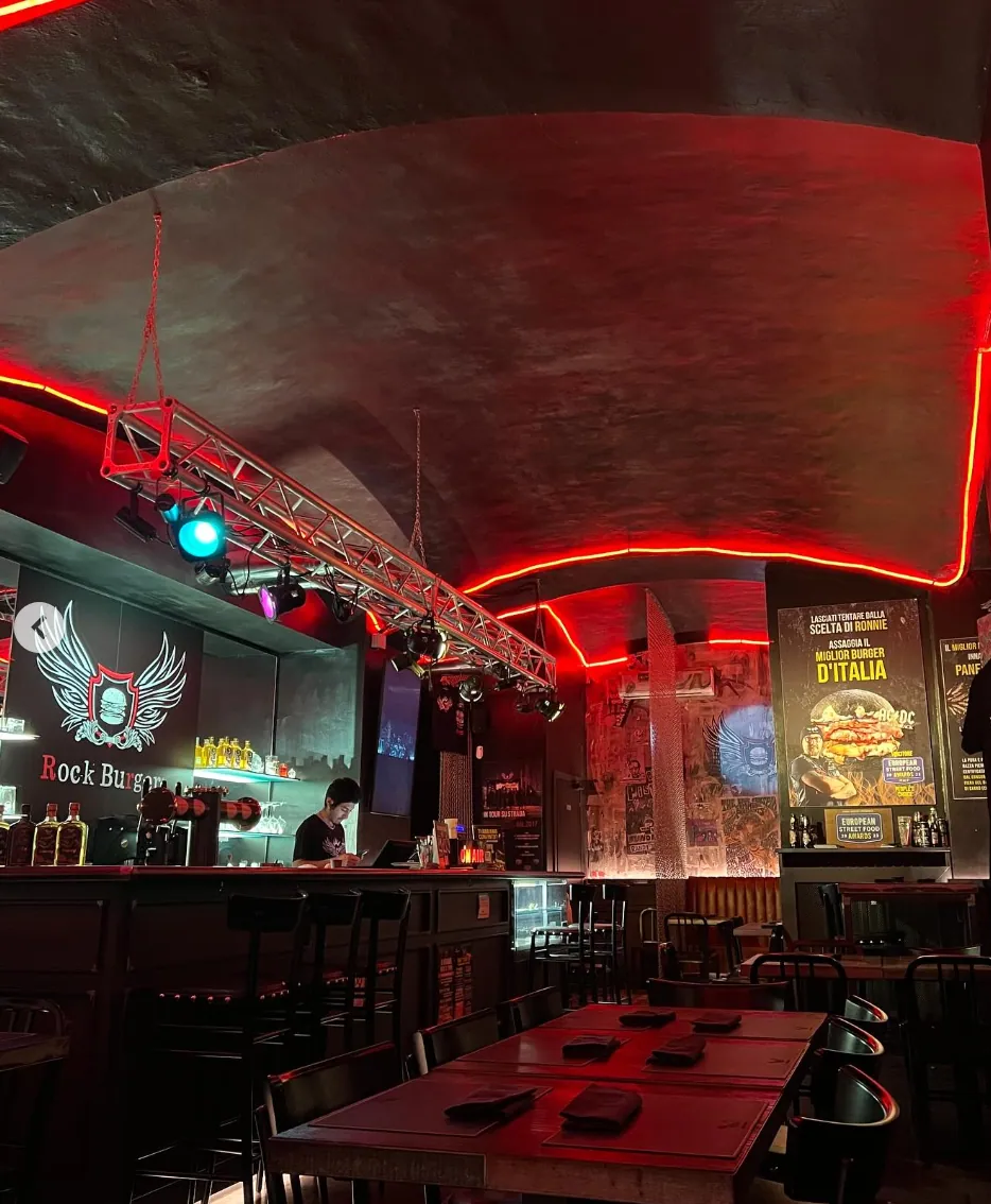 La sala del Rock Burger illuminata di rosso